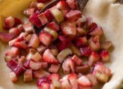 Slicing Success: Mastering The Art Of Cutting Rhubarb For The Perfect Pie